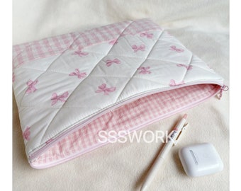 Housse pour ordinateur portable matelassée à la main avec noeud rose, pochette matelassée pour iPad, noeud avec sac/manche pour ordinateur portable doublure vichy rose, cadeau pour elle