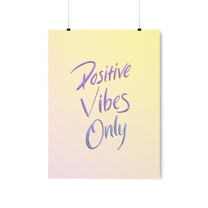 Póster de pared "Solo vibras positivas" - Decoración para dormitorio en amarillo y rosa - Buenas vibras