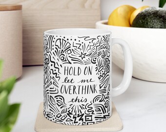 Hold On Let Me Overthink This Keramiktasse 11 Unzen Schwarz-Weiß-Gekritzel-Design