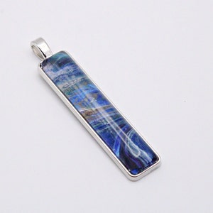 Tourbillon bleu - 3 | Trippy Glass Pendentif | Pendentif en verre violet | Pendentif à la lavande | Collier de bar | Pendentif rectangulaire en verre| Argent sterling