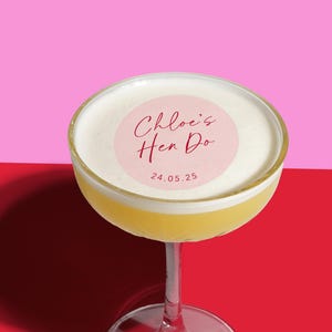 Puede incluir: Un c&oacute;ctel en una copa de co&ntilde;ac con una pegatina rosa y blanca que dice "Chloe's Hen Do 24.05.25"