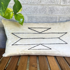 Fronha lombar de 22" x 12", travesseiro de veludo decorativo bordado único, Boho, Shabby Chic, moderno, escandinavo, reciclado