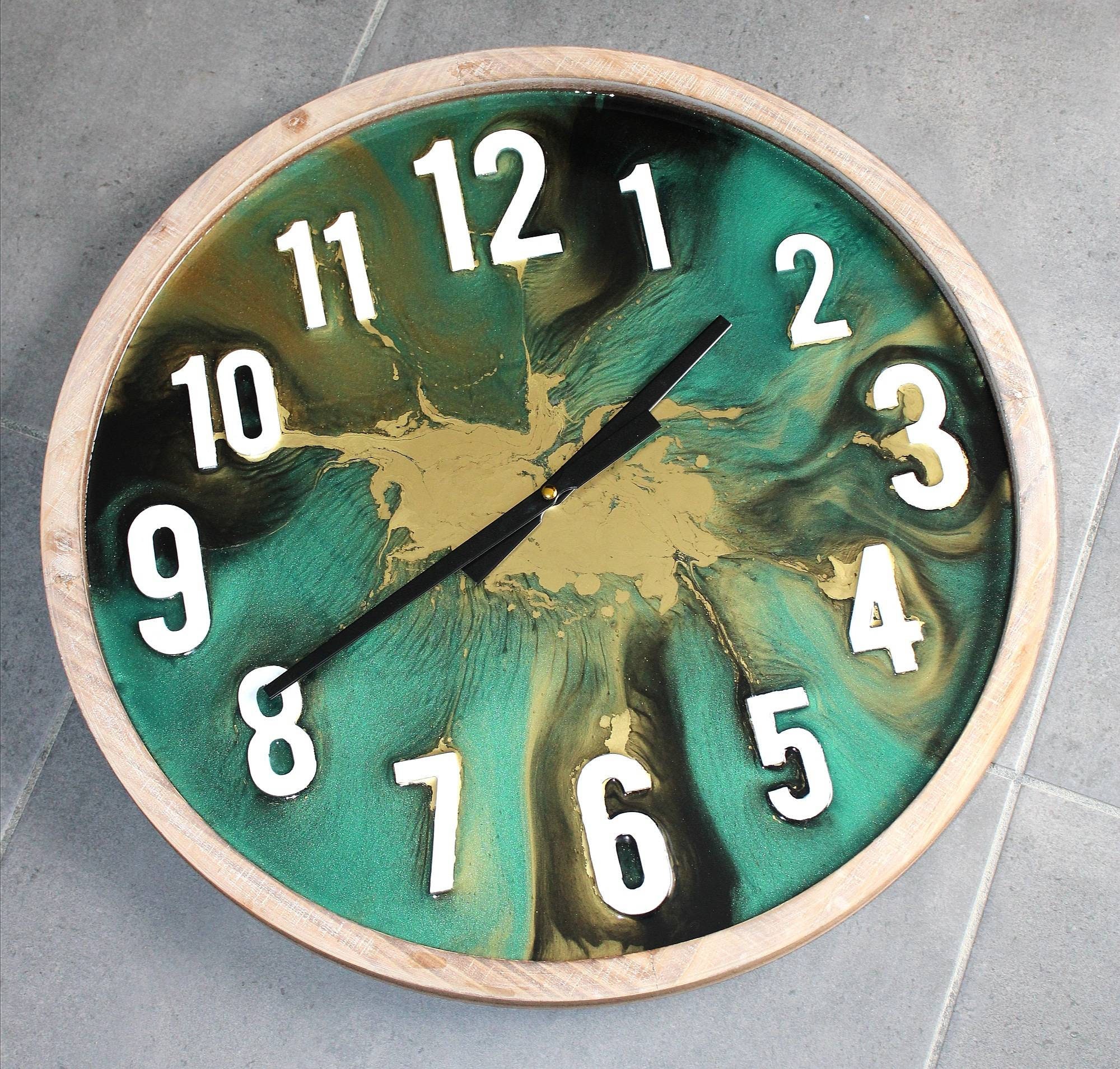 Horloge En bois Et Résine