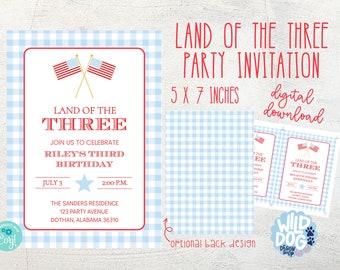 Könnte beinhalten: Eine bedruckbare Partyeinladung mit blau-weißem Gingham-Muster für den dritten Geburtstag eines Kindes. Die Einladung zeigt rot-weiß-blaue amerikanische Flaggen und den Text "Land of the Three" und "Riley's Third Birthday".