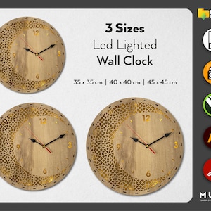 Op de afbeelding: Een houten wandklok met een gouden geometrisch ontwerp en LED-verlichting. De klok is verkrijgbaar in drie maten: 35 cm, 40 cm en 45 cm.