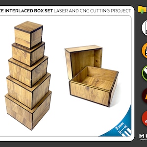 Puede incluir: Un conjunto de cinco cajas de madera de diferentes tamaños, apiladas, con una caja abierta a la derecha. Las cajas tienen un patrón de vetas de madera y bordes marrones oscuros. El texto "5 SIZE INTERLACED BOX SET LASER AND CNC CUTTING PROJECT" es visible.