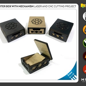 Puede incluir: Una caja de madera negra con un diseño cortado con láser y un mecanismo que se abre y se cierra. La caja tiene un grosor de 3 mm y está disponible en formatos de descarga digital: DXF, SVG, CDR, AI y PDF.