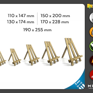 Könnte beinhalten: Fünf kleine Staffeleien aus Holz in verschiedenen Größen. Die hellbraunen Staffeleien haben ein klassisches Design. Die Abmessungen sind in Millimetern angegeben. Symbole für digitale Downloads sind ebenfalls im Bild enthalten.