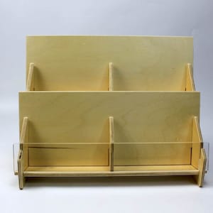 Expositor de tarjetas de madera de dos niveles, tarjetero de 4 compartimentos, estante de contrachapado de abedul con frente de acrílico, expositor de mostrador