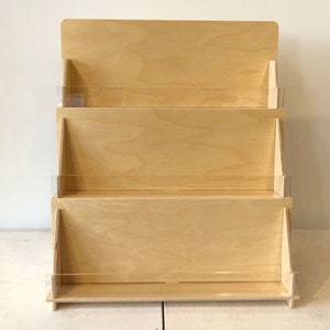 Expositor de tarjetas de felicitación de 3 niveles: soporte de madera de abedul para mostrador con frentes de acrílico para tarjetas de felicitación, postales y sobres. Fabricado en EE. UU.