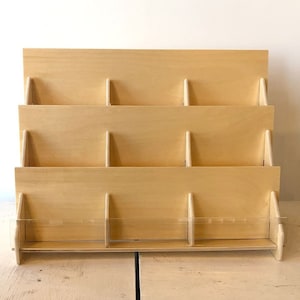 Présentoir pour cartes de voeux – 3 niveaux, 9 pochettes en bois de bouleau et support acrylique pour cartes postales, DVD, autocollants – Organiseur de comptoir fabriqué aux États-Unis
