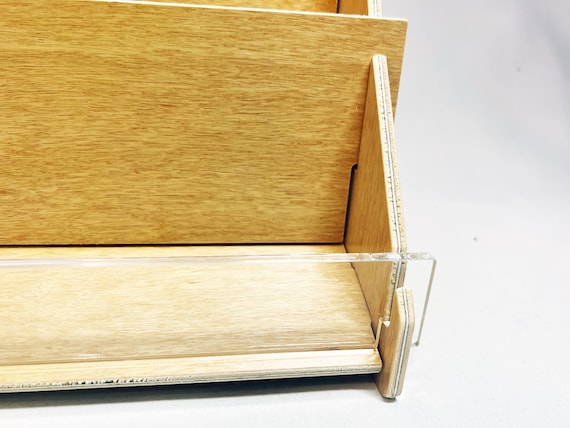 Produktbild von APAKA 4 Tier Kartenständer Postkartenständer Holz, Kartenaufsteller Postkartenhalter Karten Ständer Postkarten Aufbewahrung, Ausstellungsständer Für Heim- Und Retail Ladenthekendisplays