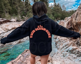 Gildan 18500 Schwarzer Hoodie Mockup | Outdoor Rückansicht (JPG & PNG)