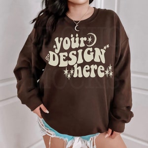 Maqueta de Gildan 18000 / Maqueta de sudadera de chocolate oscuro Gildan / Maqueta de moda modelo 18000 / Maqueta elegante de 18000 / Maqueta de estilo 18000