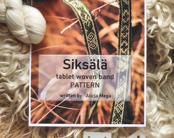 Puede incluir: Un folleto impreso titulado "Siksälä tablet woven band PATTERN escrito por: Alicja Mega" con una imagen de primer plano de una banda tejida verde y negra sobre un fondo marrón.