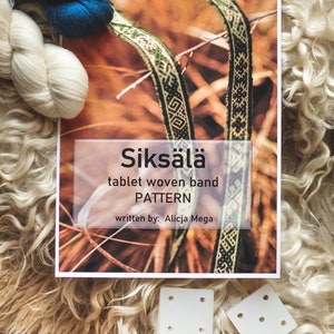 Peut inclure: Un livret imprimé intitulé "Siksälä tablet woven band PATTERN écrit par : Alicja Mega" avec une image rapprochée d'un ruban tissé vert et noir sur un fond brun.