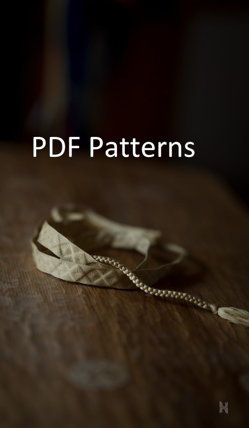 Puede incluir: Primer plano de un cord&oacute;n de tela beige con un borla sobre una superficie de madera. El texto "PDF Patterns" es visible sobre el cord&oacute;n.