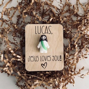 Jesus me ama! | Personalizado | Mini Figurine | Cesta de presente de Páscoa | Natal | Recheio de ovo