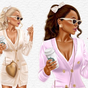 Pode incluir: Duas mulheres vestindo cardig&atilde;s brancos e rosa com correntes douradas e bolsas em forma de cora&ccedil;&atilde;o. Ambas as mulheres est&atilde;o segurando x&iacute;caras de caf&eacute; e olhando para longe da c&acirc;mera.