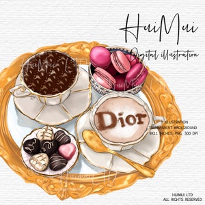 Puede incluir: Una bandeja dorada con una taza de café con la palabra "Dior" escrita en la espuma, una taza de café con un patrón marrón y blanco, un plato de chocolates y un bol de macarons rosas.