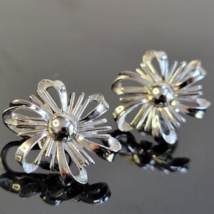 Vintage Trifari Silver Flower Clip-On Earrings, 1960s Mid-Century Floral Jewelry, trifari jewelry, trifari earrings,vintage trifari earrings