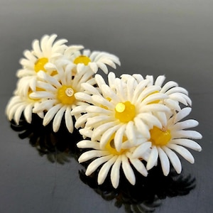 White plastic daisy clip on earrings, plastic clip on earrings, wildflower earrings, cluster flower clip on earrings, hong kong clip on