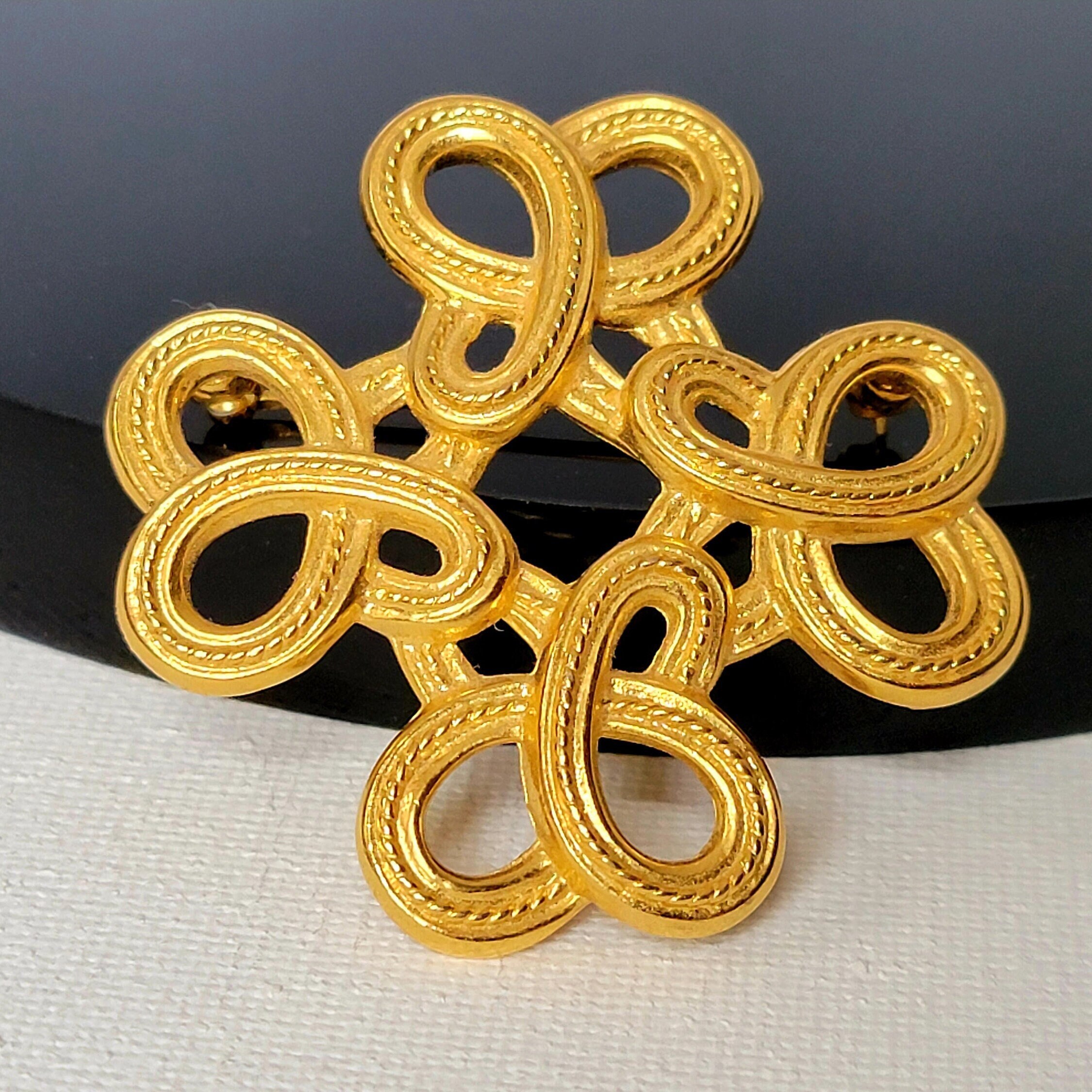Anne Klein Signed AK Anne Klein Gold Tone abstract Flower Shaped Brooch Pin 