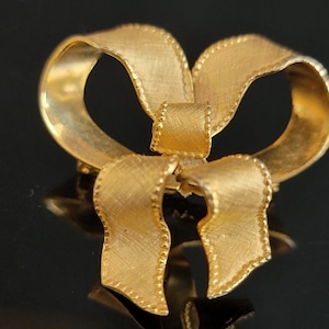 Vintage Golden GIOVANNI Bow Brooch Pin, 1960s Gold Ribbon Brooch, Art Nouveau Bow Pin, Women’s Cute Bow Jewelry