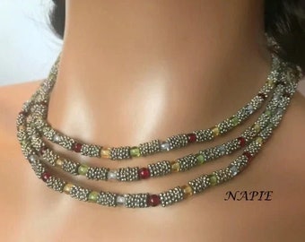 Ras de cou superposé de petites perles de rocaille Napier, bijoux napier, ensemble de bijoux de perles de rocaille, collier de perles multicolores, tour de cou minuscule de perles de rocaille