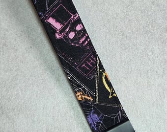 Gothic Skull Keychain Wristlet – Spooky Fabric Key Fob, Halloween Gift for Horror Fans