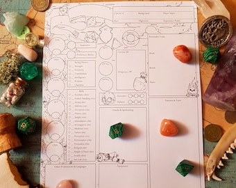 Può includere: Un foglio di personaggio bianco per un gioco di ruolo da tavolo. Il foglio include sezioni per il nome del personaggio, la classe, la razza, il background, l'allineamento, il nome del giocatore, i punti esperienza, i tratti di personalità, i tiri salvataggio, le abilità, gli attacchi e gli incantesimi, le caratteristiche e i tratti, l'equipaggiamento, la valuta e altre informazioni. Ci sono diversi dadi e cristalli sul foglio.