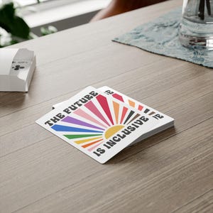 Juego de cartas de póker inclusivo: ideal para noches de juegos, regalos, celebraciones LGBTQ+, reuniones divertidas y orgullo queer gay.