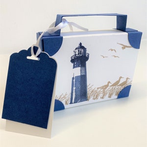 Koffer, Reisekoffer aus Papier und Karton als Geschenkverpackung für ein Geldgeschenk zum Urlaub oder für einen Reisegutschein (12x9x3,5cm)