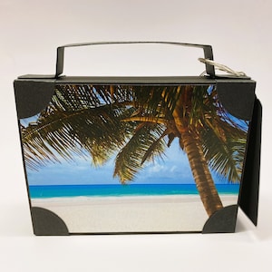 Koffer, Reisekoffer aus Papier und Karton als Geschenkverpackung für ein Geldgeschenk zum Urlaub oder für einen Reisegutschein (15x11x3,5cm)
