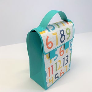 Schulranzen, Schultasche aus Karton bzw. Papier zur Einschulung, edel und handgemacht aus hochwertigen Materialien (9x12,5x5 cm)