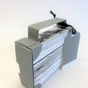 Koffer, Reisekoffer aus Papier und Karton als Geschenkverpackung für ein Geldgeschenk zum Urlaub oder für einen Reisegutschein (12x9x3,5cm)