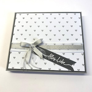 Wellnessbox, kleine Wellnessbox, Verpackung mit Glückwunschkärtchen und Inhalt, ein schönes Geschenk aus Karton / Papier, handgemacht, edel