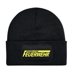 Può includere: Berretto nero a maglia con una toppa rettangolare con la scritta "FREIWILLIGE FEUERWEHR" in giallo. Uno stile classico e aderente, ideale per il freddo.