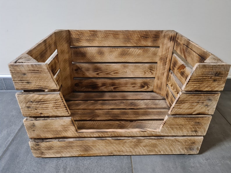 Hundebett Katzenbett Tierbett aus Holz 50 x 40 x 30cm Rustikal Katze Hund Körbchen Holzkiste Obstkiste Schlafplatz Hundekorb Katzenkorb Bild 4