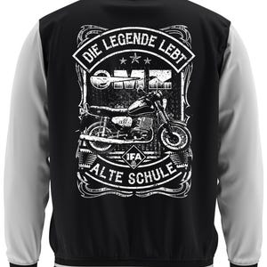 Può includere: Giacca college nera e bianca con maniche grigie. La schiena presenta una grafica di motocicletta con il testo "DIE LEGENDE LEBT" e "ALTE SCHULE". La giacca ha colletto e polsini a righe.
