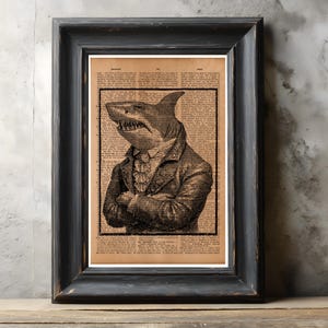 Puede incluir: Una taza de cerámica blanca con un asa negra y el texto "But First, Coffee" en negrita negra. La taza se encuentra sobre un fondo borroso, sugiriendo un ambiente acogedor.