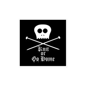 Könnte beinhalten: Ein quadratischer, schwarzer Aufkleber mit einem weißen Totenkopf und gekreuzten Stricknadeln. Der Text "Knit or Go Home" ist in einer gotischen Schrift unter dem Totenkopf und den Nadeln geschrieben. Der Aufkleber ist für Stricker gedacht.