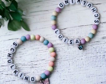 Schulkind Armband personalisierbar aus Acrylperlen / mit Namen / Geburtssteinanhänger / Schmetterlingsanhänger / Geschenk zur Einschulung