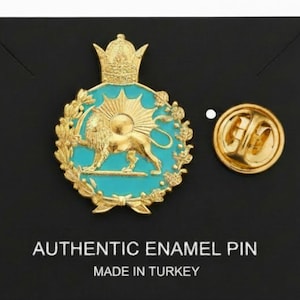 Può includere: Spilla smaltata color oro con un emblema di leone e sole su sfondo turchese, sormontata da una corona dorata. La spilla è su una carta nera con la scritta "AUTHENTIC ENAMEL PIN MADE IN TURKEY".