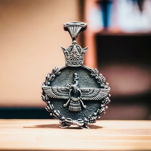 Feito na Turquia 925 prata esterlina Farvahar Ahura Mazda Zoroastrian Achaemenid Crown pingente, colar de prata 925 Faravahar Farovahar