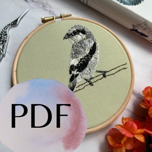 Peut inclure: Broderie d'un oiseau en noir et blanc sur fond vert clair, dans un cercle en bois. Le mot "PDF" est superposé sur un fond aquarelle. L'oiseau est posé sur une branche.