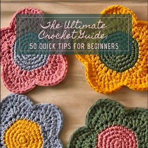 Könnte beinhalten: Vier gehäkelte Blumen-Untersetzer in verschiedenen Farben: rosa, gelb, grau und grün. Die Untersetzer haben ein einfaches Blumendesign mit fünf Blütenblättern. Der Text "The Ultimate Crochet Guide. 50 Quick Tips for Beginners" und "Stitch'd by Ciara" ist auf dem Bild zu sehen.