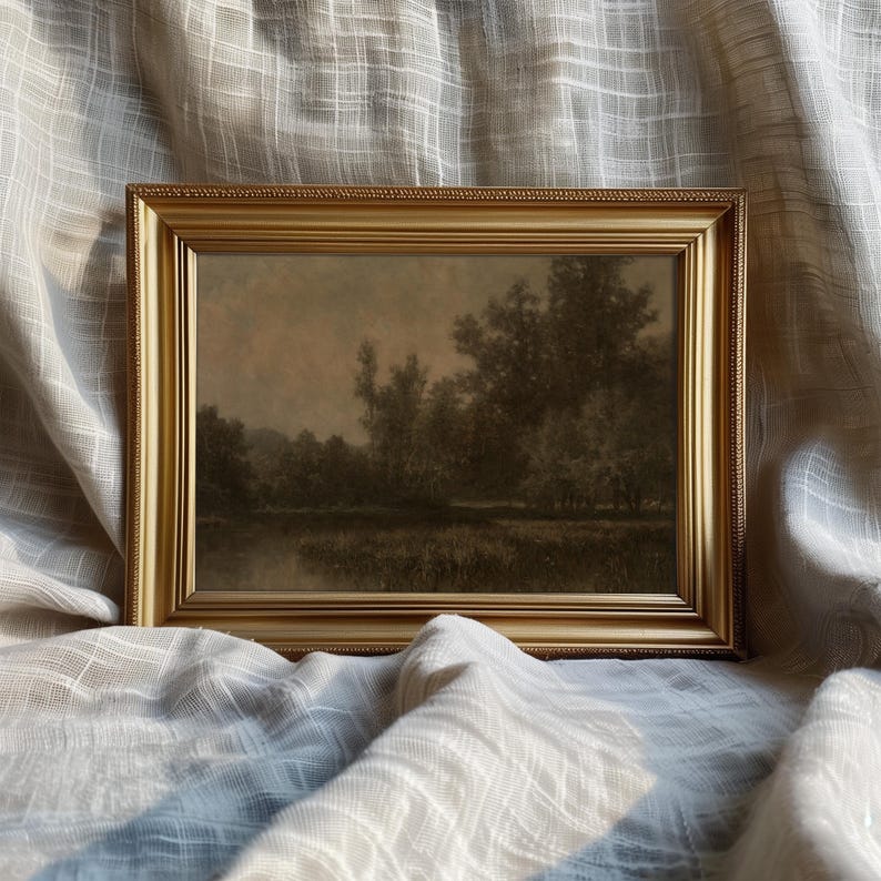 Pu&ograve; includere: Un dipinto di paesaggio incorniciato che rappresenta un fiume che scorre attraverso un bosco. Il dipinto &egrave; in una cornice dorata con un bordo decorativo.
