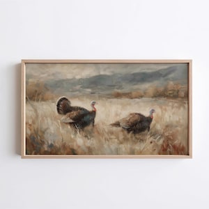 Pode incluir: Pintura emoldurada que retrata dois perus num campo de erva alta. Os perus têm penas castanhas e pretas e barbela vermelha. O fundo apresenta uma paisagem suave com colinas e um céu nublado.