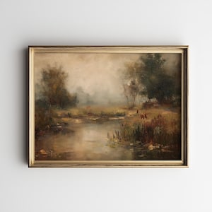 Puede incluir: Pintura de paisaje antiguo enmarcada. La obra representa una serena escena de estanque con árboles, juncos y un cielo brumoso. La paleta de colores incluye verdes, marrones y dorados apagados, creando una estética vintage.